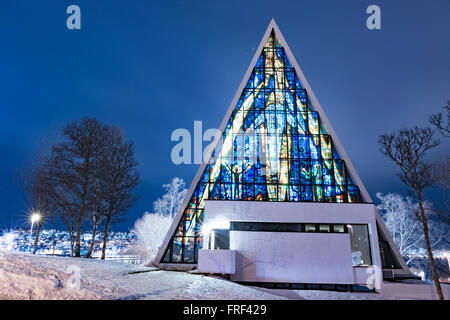 Eismeerkathedrale nachts in Tromsø, Norwegen. Stockfoto