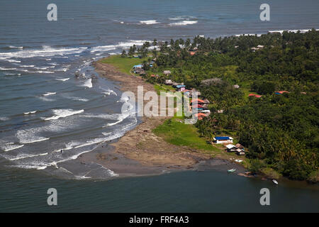 Luftaufnahme der Mündung des Petaquila Flusses, Belén, Panamá Stockfoto