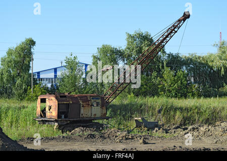 Alten Steinbruch in der Nähe der Seilbagger. Alte Geräte für das Graben der Erde in Kanälen und Steinbrüchen. Stockfoto