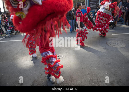 Chinesischer Drache Tänzer bei Superbowl City in San Francisco, Feb 2016, Kalifornien, USA Stockfoto