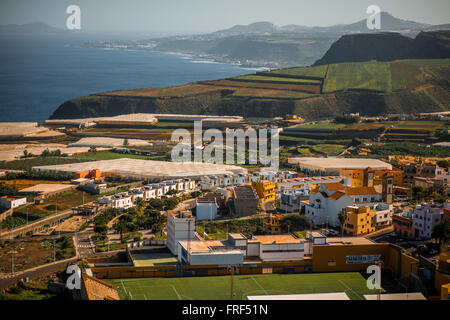 GALDAR, Insel GRAN CANARIA, Spanien - 13. Dezember 2015: Luftbild an Galdar Stadt und nördlichen Küste auf der Insel Gran Canaria Stockfoto