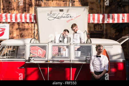 Pop-up Essen in einem Vintage van mit hipster Köche den Verkauf von Hummer und Burger in der trendigen Gegend von London Shoreditch abgewürgt. Stockfoto