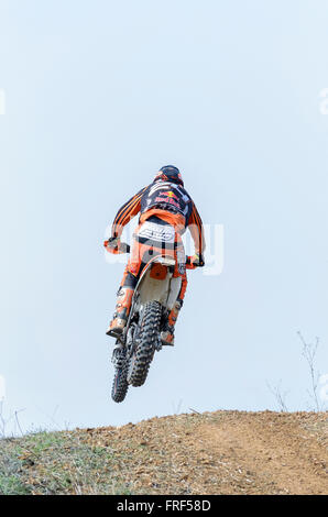 Spanien cross Country Meisterschaft. Rückansicht der Motorradfahrer, wenn er mit seinem Motocross Motorrad springt. Stockfoto