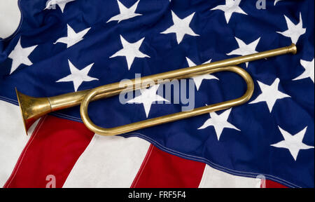 Messing Signalhorn auf eine amerikanische Flagge. Stockfoto