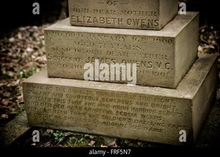 Grab von James Owens VC (1827 – 20. August 1901) in Lorne Straße Friedhof, Brentwood, Essex, England, Vereinigtes Königreich Stockfoto