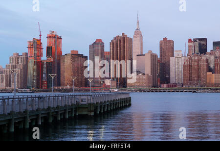 Midtown Manhattan einschließlich das Empire State Building, gesehen vom Gantry State Park bei Sonnenaufgang in New York City, NY, USA. Stockfoto