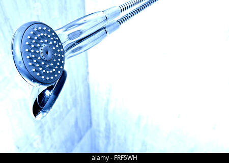 Handbrause und Wasser in der Badewanne. Stockfoto