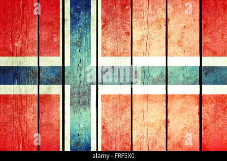 Norwegen-hölzerne Grunge-Flagge. Norwegen-Flagge auf die alten Holzbohlen gemalt. Vintage Retro-Bild aus meiner Sammlung von Fahnen. Stockfoto