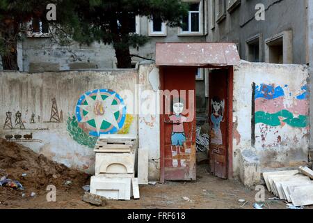 Street-Art an Wand in Baku, der Hauptstadt Aserbaidschans. Die aserbaidschanische Flagge, als auch die Menschen, wurden auf eine Wand bemalt Stockfoto