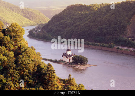 Überblick über den Rhein und die Burg Pfalzgrafenstein Stockfoto