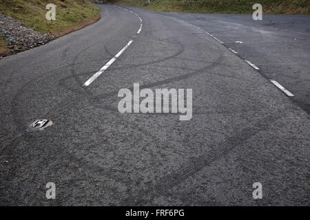 Links auf der Straße von den Fahrern ihre Autos in Cheddar Gorge in ländlichen Somerset driften Bremsspuren. März 2016 Stockfoto