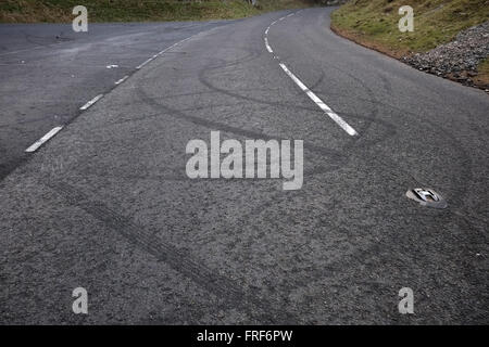 Links auf der Straße von den Fahrern ihre Autos in Cheddar Gorge in ländlichen Somerset driften Bremsspuren. März 2016 Stockfoto