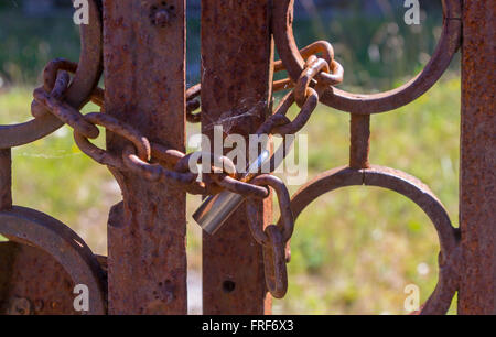 Sperren Sie auf alte Tür mit rostigen Kette Stockfoto