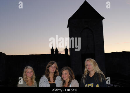 Gotland: Insel der Wikinger.   -05/08/2007 - Europa - eine Gruppe von jungen Mädchen vor der mittelalterlichen Stadtmauer von Visby. -Es Stockfoto