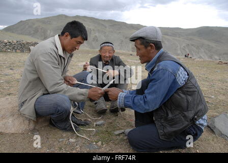 Mongolei - 17.07.2010 - Mongolei / Altai - machen ein Pferd Peitsche mit Jak Haut im Altai - Sandrine Huet / Le Picto Stockfoto