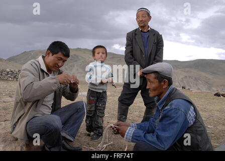 Mongolei - 17.07.2010 - Mongolei / Altai - machen ein Pferd Peitsche mit Jak Haut im Altai - Sandrine Huet / Le Pictor Stockfoto