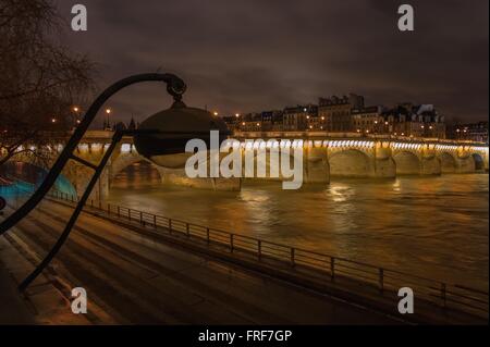 Der Pont Neuf - 26.12.2012--The Pont Neuf ist trotz seines Namens, die älteste vorhandene Brücke in Paris. Es kreuzt die Sei Stockfoto