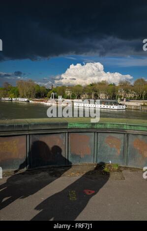 Teil der Stadt - 19.04.2013--Schatten und Lichter auf der Brücke von Saint-Cloud im April 2013 - Sylvain Leser / Le Pictorium Stockfoto