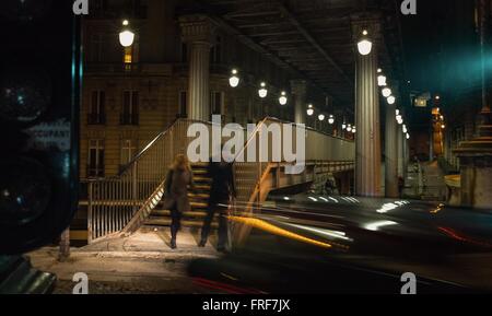 Teil der Stadt - 24.11.2012 - Brücke Piers Bir Hakeim Szene Herbstnacht in Paris - Sylvain Leser / Le Pictorium Stockfoto