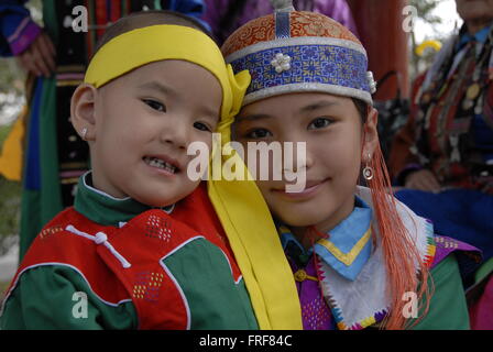 Mongolei - 13.07.2010 - Mongolei / Ulan-Bator / Ulan-Bator - Portrait der mongolischen Kinder in ihrer traditionellen Kleidung - Stockfoto