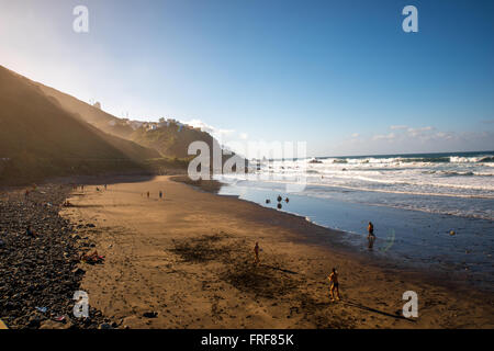 BENIJO, Teneriffa Insel, Spanien - 23. Dezember 2015: Blick auf die felsige Küste und Strand in Benijo Dorf im nördlichen Teil des Stockfoto