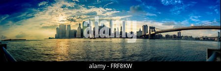 Panoramablick auf die Skyline von Manhattan mit Brooklyn Bridge, New York, USA. Stockfoto