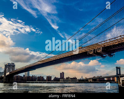 Brooklyn Bridge Manhattan Bridge und Empire State building in Ferne, New York City, USA. Stockfoto
