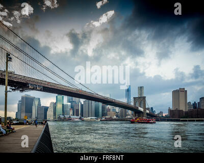 Touristenboot Sightseeing, Skyline von Manhattan und Brooklyn Bridge, New York, USA. Stockfoto