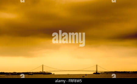 Verrazano-Narrows Bridge, doppelte decked Suspension Brücke verbindet Staten Island und Brooklyn von spanning the Narrows, neu Stockfoto