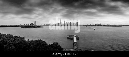 Blick zurück Richtung Lower Manhattan von Liberty Island, New York, USA. Stockfoto