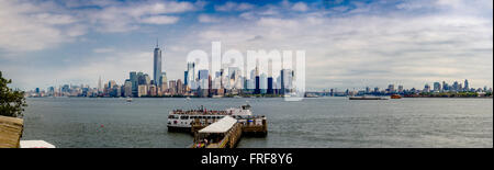 Blick zurück Richtung Lower Manhattan von Liberty Island, New York, USA. Stockfoto