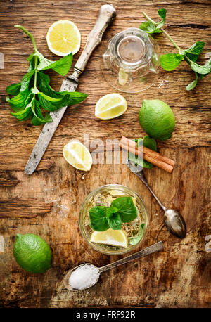 Mojito Zutaten auf rustikalen hölzernen Hintergrund Stockfoto