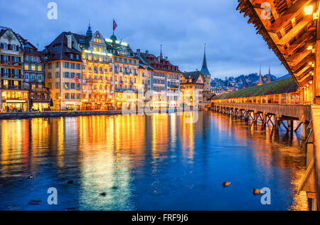 Luzern, Schweiz, Blick auf die Altstadt von hölzernen Kapellbrücke am Abend Stockfoto