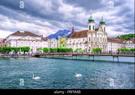 Luzern, Schweiz, Jesuite wöchentliche, Fluss Reuss und dem Pilatus im Hintergrund Stockfoto