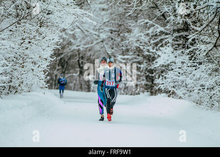 Athleten Staats-und Regierungschefs auf dem richtigen Weg im Winterwald bei Chelyabinsk Winter Marathon laufen Stockfoto