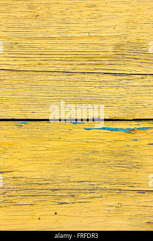 Holzstruktur mit Malerei Farbe abgeblättert. Abblätternde Farbe gelb - Holz Hintergrundtextur. Stockfoto
