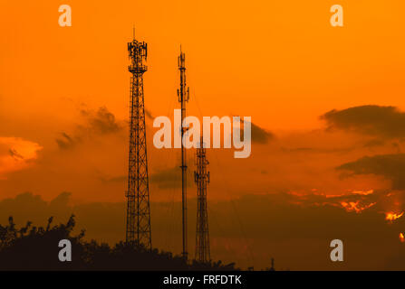 Silhouette-Telekommunikation-Antenne für Handy bei Sonnenuntergang Stockfoto