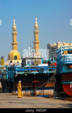 Dubai - Sharjah. Dhow-Boote in den Hafen in Sharjah Stockfoto