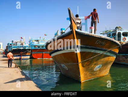 Dubai - Sharjah. Dhow-Boote in den Hafen in Sharjah Stockfoto