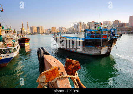 Dubai - Sharjah. Dhow-Boote in den Hafen in Sharjah Stockfoto