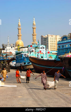 Dubai - Sharjah. Arbeitnehmer, die Pflege von Ladung im Hafen von Sharjah Dubai Vereinigte Arabische Emirate Stockfoto