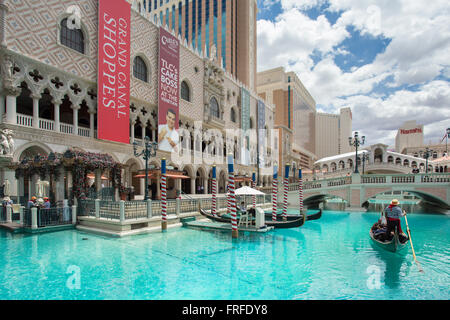 Las Vegas, Nevada, USA - 7. Mai 2014: Bild des venezianischen Palazzo Resort Casino mit Canale Grande und Gondelbahn in Aussicht. Stockfoto