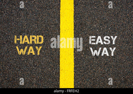 Antonym Konzept der HARD WAY gegenüber EASY WAY geschrieben über Asphalt, Straße Markierung gelben Farbe Linie zwischen Wörtern zu trennen Stockfoto