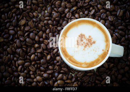 heißen Kaffee auf Kaffeebohne Hintergrund Stockfoto