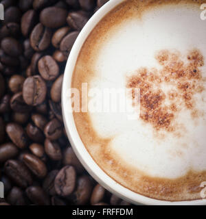 Nahaufnahme einer schönen Tasse heißen Kaffee auf Kaffeebohne Hintergrund Stockfoto