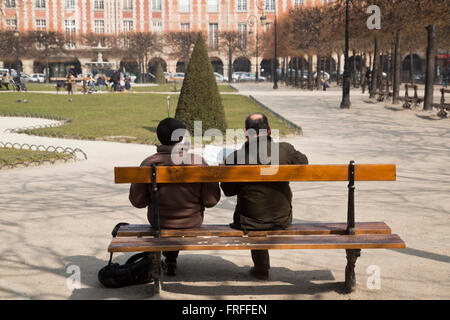 Ältere Paare in der Place des Vosges in Paris Frankreich im Winter Stockfoto