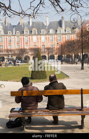 Ältere Paare in der Place des Vosges in Paris Frankreich im Winter Stockfoto