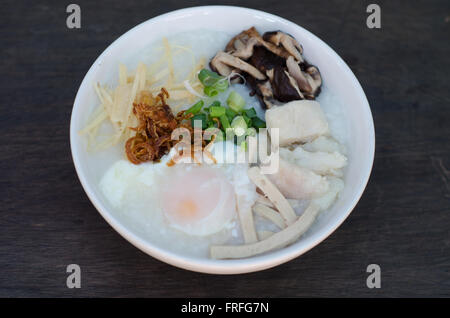 Reis Brei mit Fisch und Eiern gemischt Stockfoto