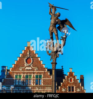 Statue des Erzengels Michael in Gent, Belgien Stockfoto