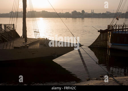 Verschiedene Boote sind in der Morgendämmerung am Westufer des Nils in Luxor, Nil Senke, Ägypten festgemacht. Stockfoto